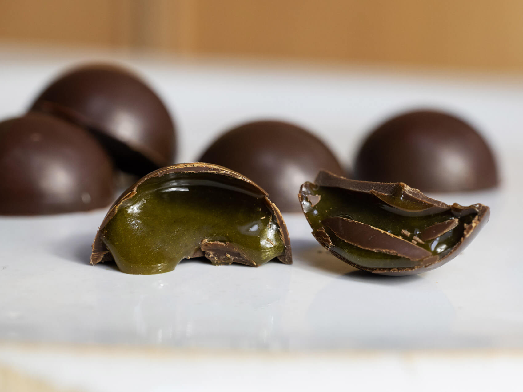 Chocolats fourrés miel de romarin et matcha par DE LA ROSÉE