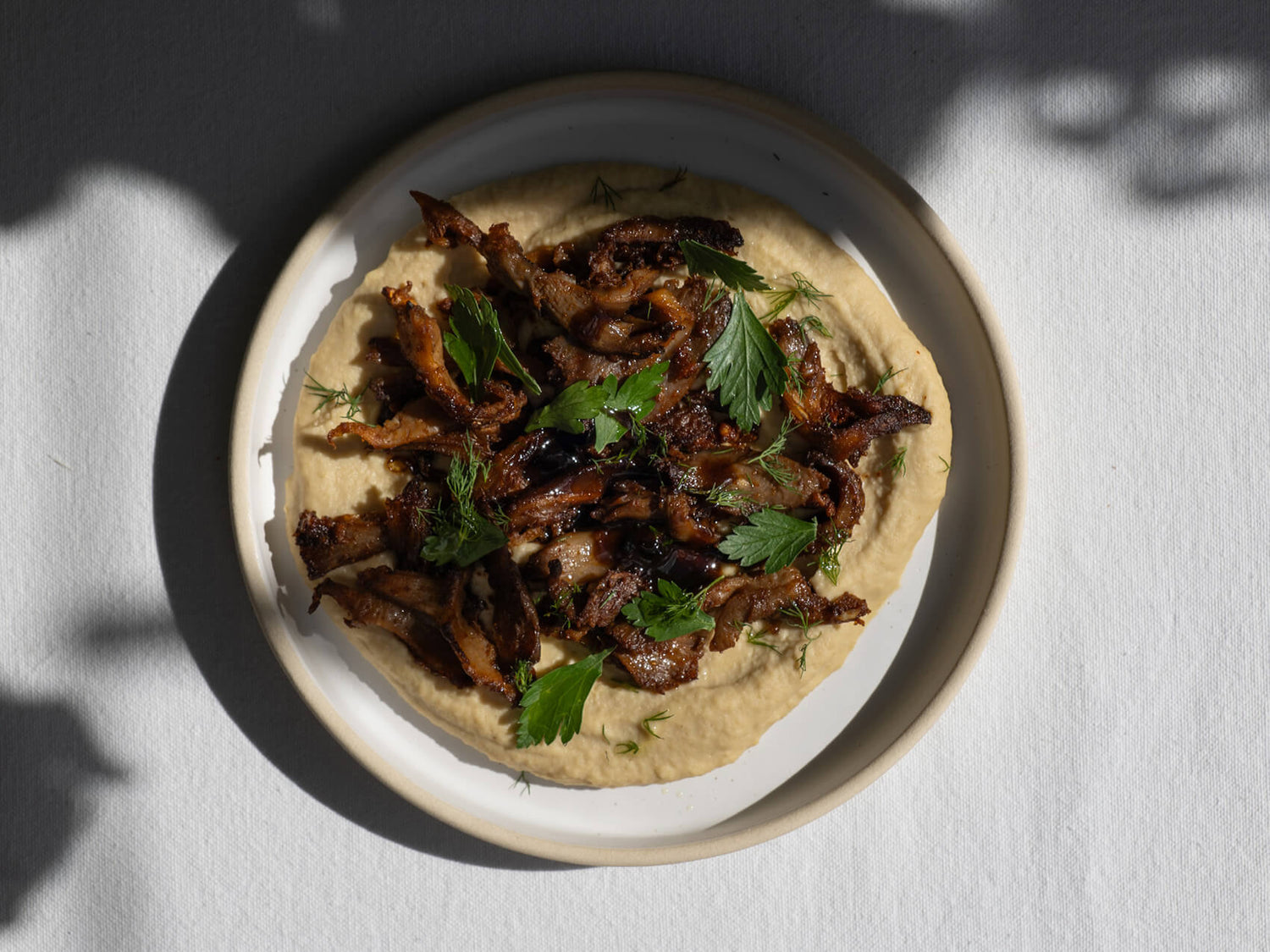 Pleurotes, houmous à l'ail rôti