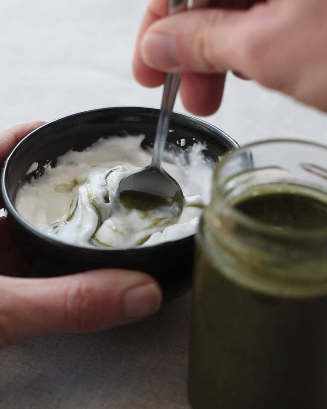 Miel et matcha dans un yaourt vegetal DE LA ROSÉE