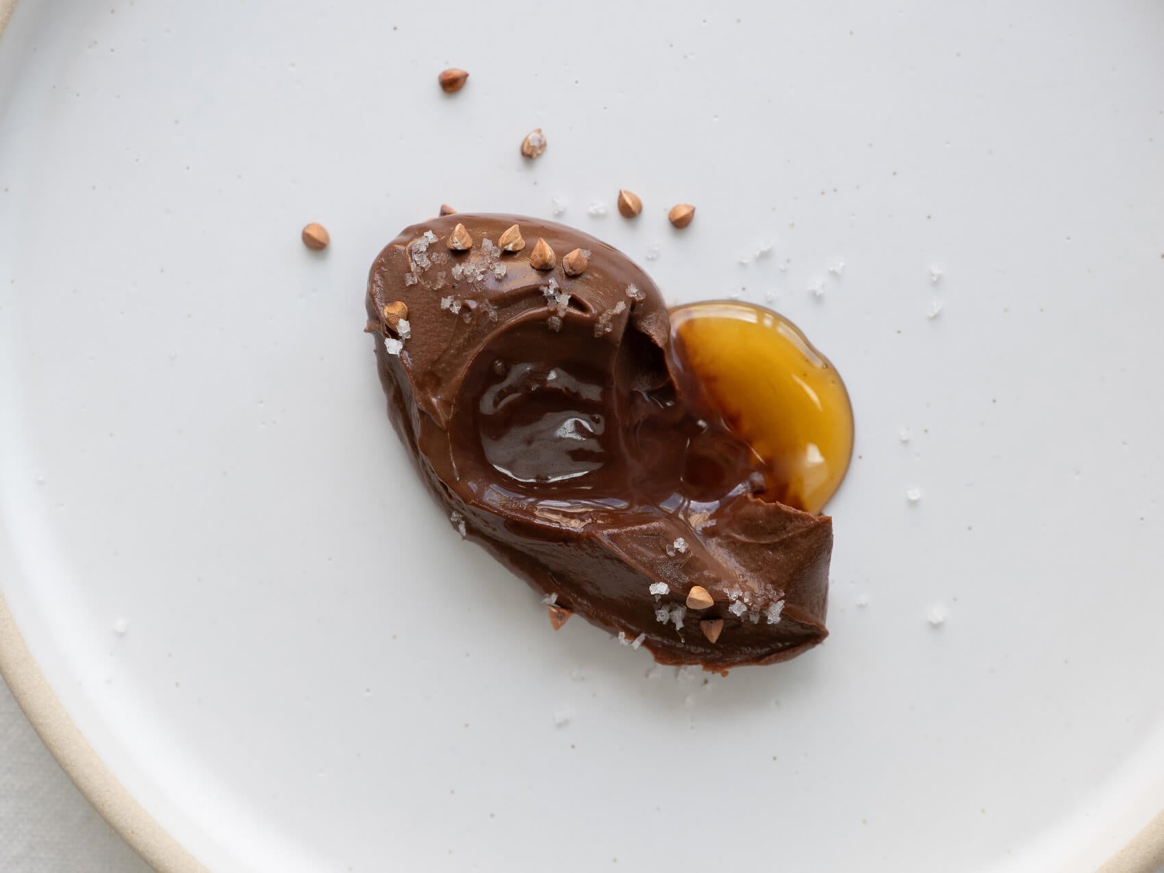 Crème au chocolat noir, fleur de sel et miel fumé